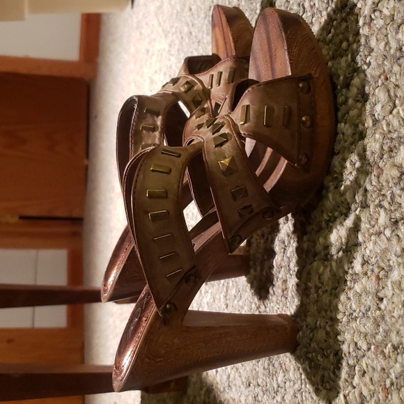 **LIGHTLY WORN** XOXO Wood and Leather Heeled Sandals with Gold Studs Size 7 US - Picture 1 of 4